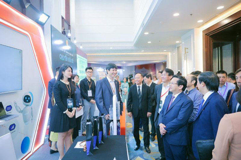 Các đại biểu tham quan triển lãm về chuyển đổi số ngành tài chính.