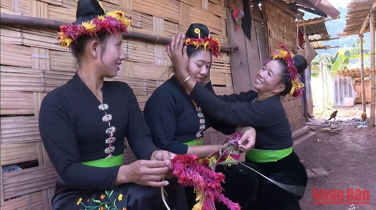 Từng vòng hoa được tết cẩn thận để phụ nữ dân tộc Cống bản Lả Chà đeo trong những ngày Tết hoa.