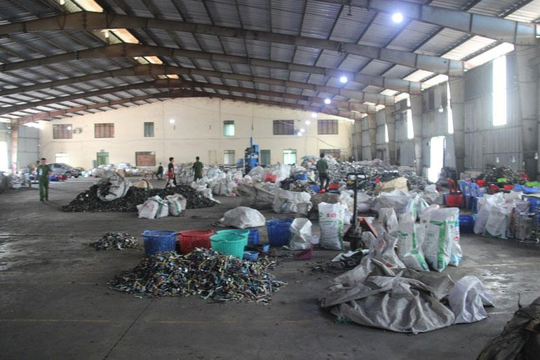 Khu vực bên trong nhà xưởng tái chế linh kiện điện tử.
