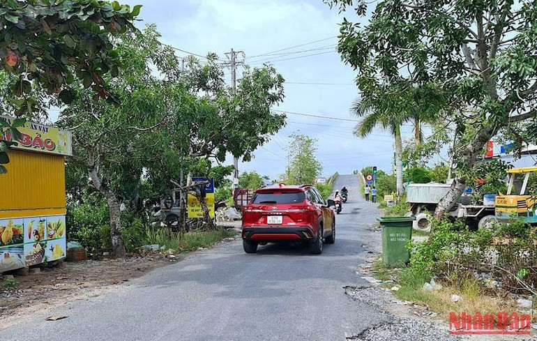 Đường vào cảng cá Rạch Gốc nhỏ hẹp và giới hạn tải trọng trở thành “rào cản” kìm hãm sự phát triển của cảng. Đường vào cảng cá Rạch Gốc nhỏ hẹp và giới hạn tải trọng trở thành “rào cản” kìm hãm sự phát triển của cảng.