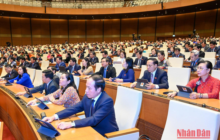 Các đại biểu Quốc hội biểu quyết thông qua Nghị quyết Kỳ họp thứ tư, Quốc hội khóa XV (trong đó có nội dung về kéo dài thời thời hạn thực hiện Nghị quyết số 54/2017/QH14; quy định về áp dụng thời hiệu xử lý kỷ luật đối với cán bộ, công chức, viên chức và nội dung về bổ sung thông tin “nơi sinh” vào hộ chiếu cấp cho công dân Việt Nam).