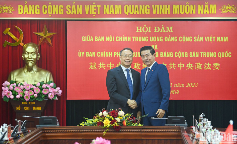 Phó Trưởng Ban Thường trực Ban Nội chính Trung ương Võ Văn Dũng và Phó Tổng Thư ký Ủy ban Chính pháp Trung ương Đảng Cộng sản Trung Quốc Dương Xuân Lôi chủ trì buổi hội đàm.