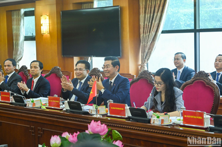 Phó Trưởng Ban Thường trực Ban Nội chính Trung ương Võ Văn Dũng và các đại biểu Việt Nam tại buổi hội đàm.