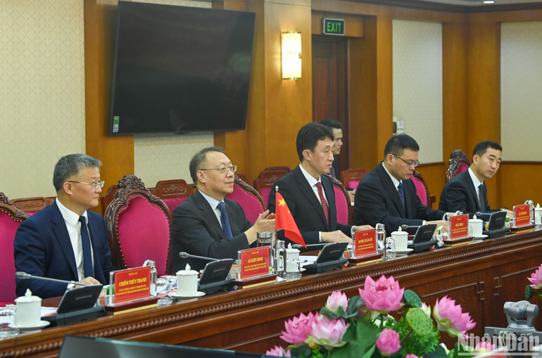 Phó Tổng Thư ký Ủy ban Chính pháp Trung ương Đảng Cộng sản Trung Quốc Dương Xuân Lôi và các đại biểu tại buổi hội đàm.