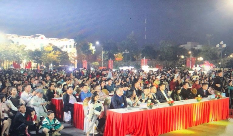 Đông đảo người dân thành phố Từ Sơn đến xem chương trình nghệ thuật Chào năm mới.