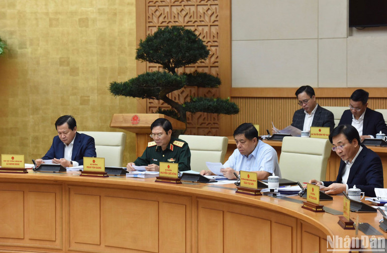 Phó Thủ tướng Lê Minh Khái và lãnh đạo các bộ tham dự phiên họp.