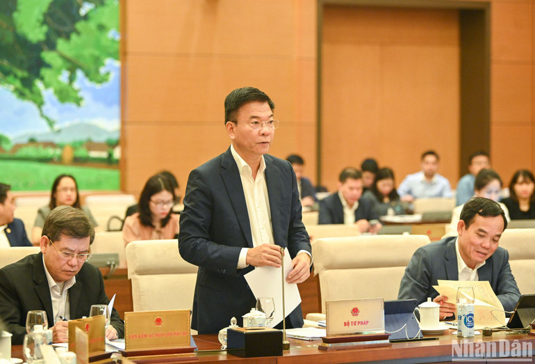 Bộ trưởng Tư pháp Lê Thành Long trình bày tờ trình tại phiên họp.