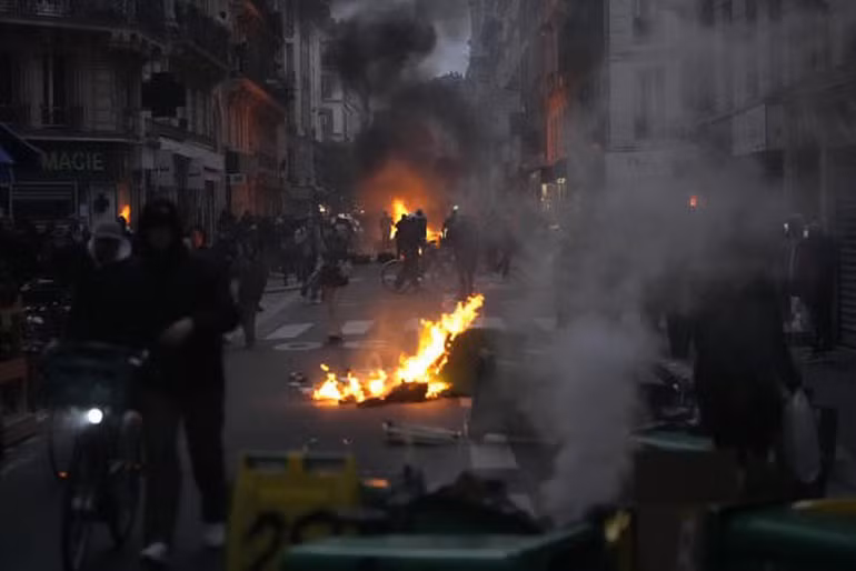 Biểu tình diễn ra ở Paris sau bài phát biểu của Tổng thống Pháp. (Ảnh: AP)