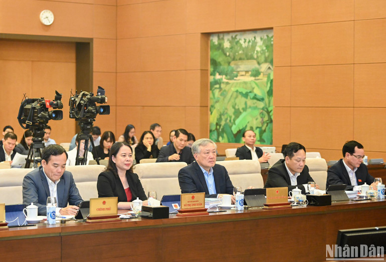 Chánh án Tòa án Nhân dân tối cao Nguyễn Hòa Bình, Phó Chủ tịch nước Võ Thị Ánh Xuân, Phó Thủ tướng Chính phủ Trần Lưu Quang và các đại biểu dự phiên họp.