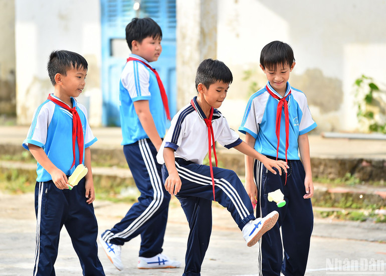 Đan xen với các tiết học trên lớp là các tiết học thể dục ngoài trời.