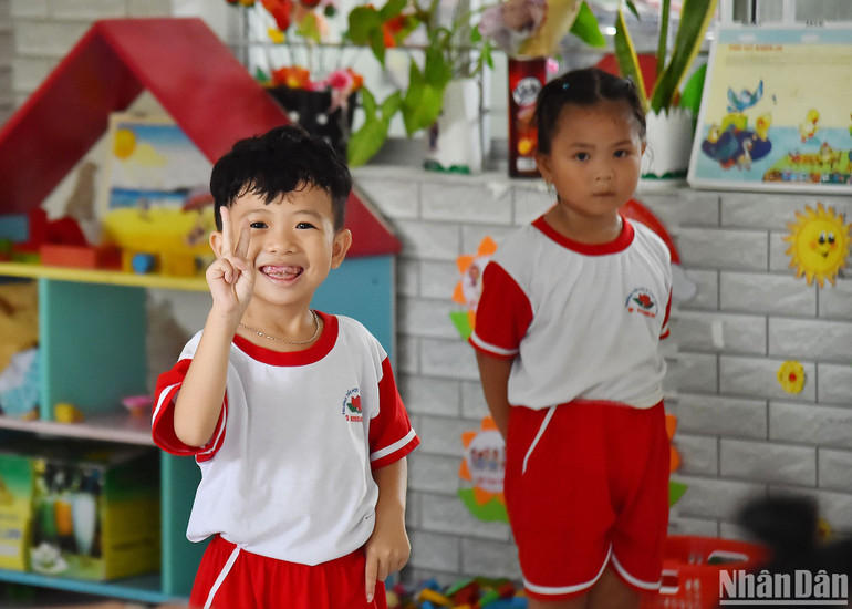 Ngoài chương trình giảng dạy và học tập, hoạt động ngoài giờ cũng giữ một vai trò hết sức quan trọng. Hoạt động này góp phần nâng cao chất lượng giáo dục toàn diện, rèn luyện thể chất, mở rộng và nâng cao hiểu biết cho các em... và đặc biệt nó là một hoạt động không thể thiếu trong quá trình hình thành nhân cách cho học sinh.