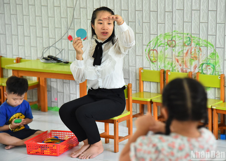 Với tình yêu con trẻ, tất cả các giáo viên lên lớp mầm non hằng ngày đều kiên nhẫn hướng dẫn các con mạnh dạn trong giao tiếp.