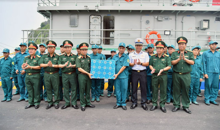 Trung tướng Nguyễn Doãn Anh tặng quà cho Hải đội dân quân thường trực tỉnh Kiên Giang. (Ảnh: PHƯƠNG VŨ)