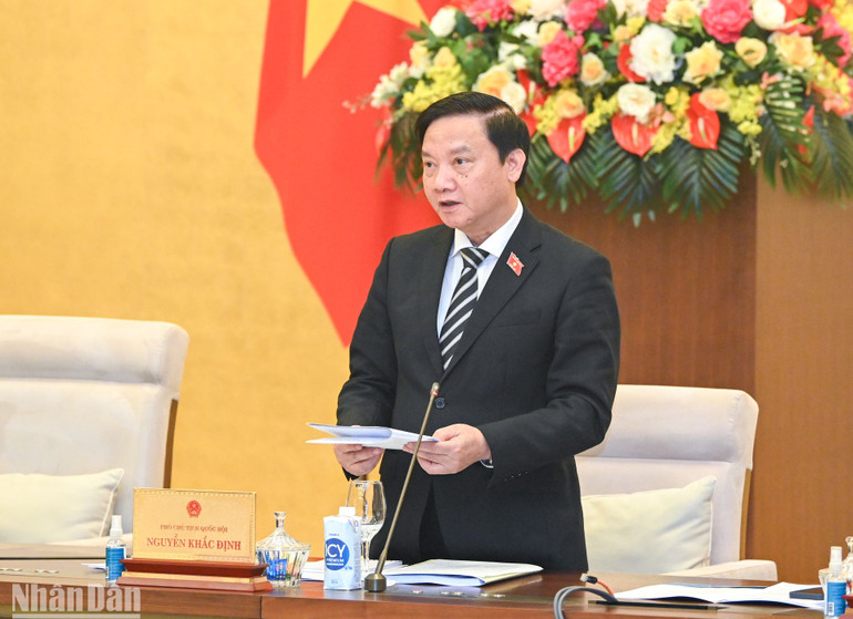 Phó Chủ tịch Quốc hội Nguyễn Khắc Định điều hành nội dung về dự kiến Chương trình xây dựng luật, pháp lệnh năm 2024, điều chỉnh Chương trình xây dựng luật, pháp lệnh năm 2023.