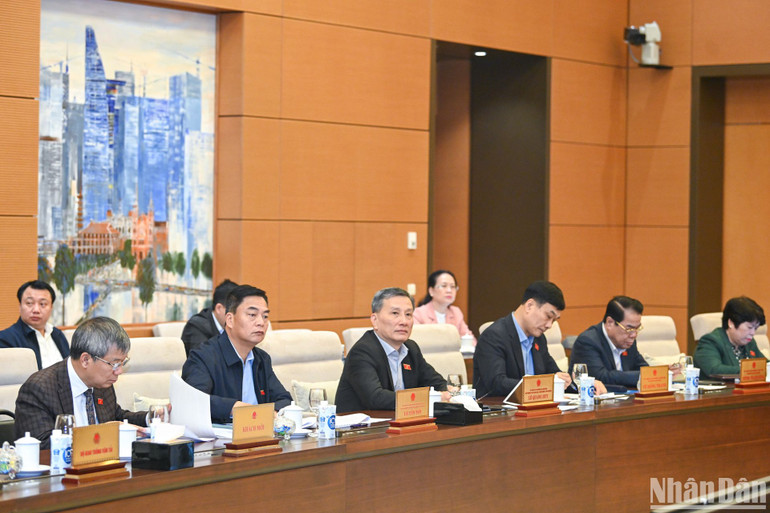 Các Ủy viên Ủy ban Thường vụ Quốc hội và các đại biểu dự phiên họp.