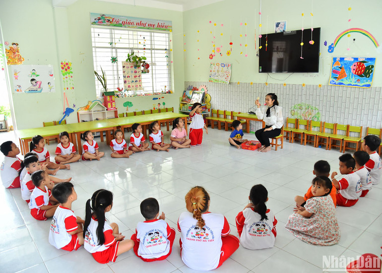 Do trên xã đảo không có Trường mầm non dành riêng cho con em đến tuổi đi học của xã, Ban giám hiệu nhà trường kiến nghị với lãnh đạo ngành và địa phương mở thêm bậc mầm non với 2 lớp học cùng khoảng gần 60 học sinh. Các con được chia thành hai lứa tuổi chính là từ 3 đến 4 tuổi/lớp và 5 tuổi/lớp.