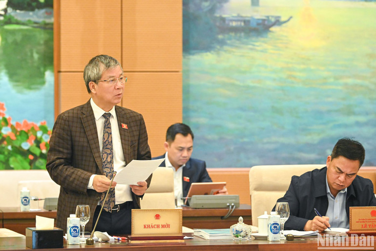 Đại biểu Quốc hội Nguyễn Anh Trí trình bày tờ trình Luật Bản dạng giới.