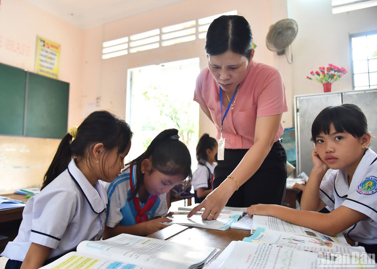 Tất cả học sinh đi học đều mặc đồng phục theo quy định của trường và thực hiện việc một ngày học 2 buổi trên lớp.