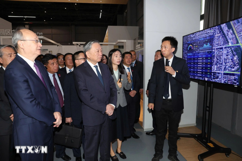 Tổng Bí thư, Chủ tịch nước Tô Lâm tham quan các gian giới thiệu công nghệ của Công ty MEGVII. (Ảnh: Trí Dũng/ TTXVN)