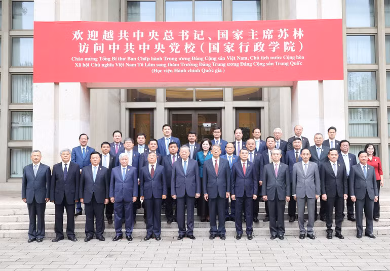 Tổng Bí thư, Chủ tịch nước Tô Lâm và các đại biểu chụp ảnh lưu niệm tại Trường Đảng Trung ương Đảng Cộng sản Trung Quốc. (Ảnh: Trí Dũng-TTXVN)