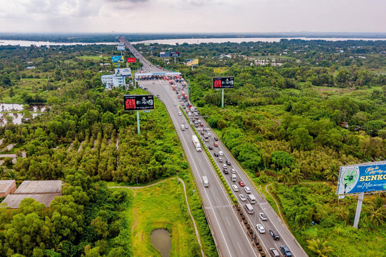 Tại Việt Nam, thu phí không dừng được áp dụng hoàn toàn trên các tuyến cao tốc từ 1/08/2022 và nhanh chóng chứng minh được những hiệu quả thiết thực về kinh tế - xã hội - môi trường.