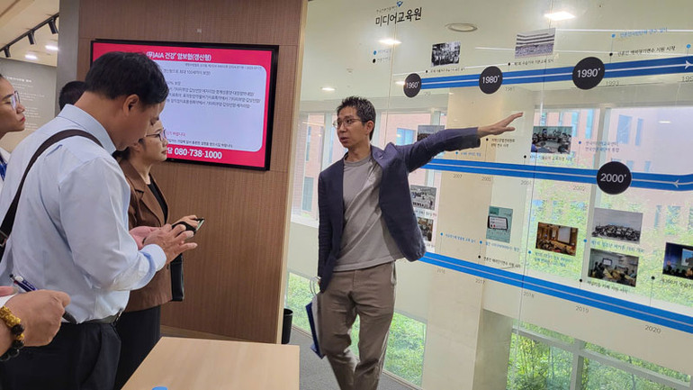 Đại diện KPF giới thiệu khái quát hoạt động của Quỹ tại Hàn Quốc. Đại diện KPF giới thiệu khái quát hoạt động của Quỹ tại Hàn Quốc.