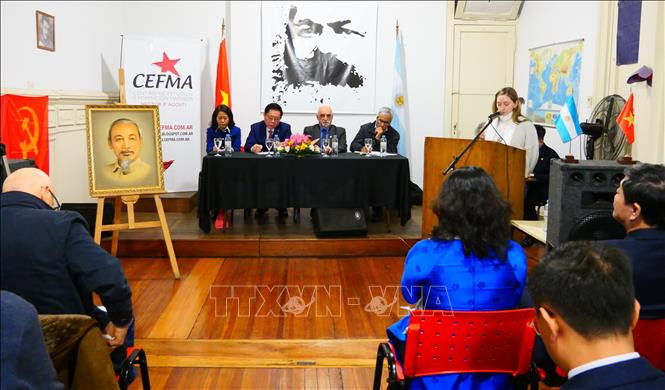 Bí thư Đoàn thanh niên Cộng sản Argentina Ivana Estefano trình bày tham luận tại Hội thảo “Hồ Chí Minh và quan hệ Việt Nam - Mỹ Latinh”. (Ảnh: Diệu Hương/PV TTXVN tại Argentina)