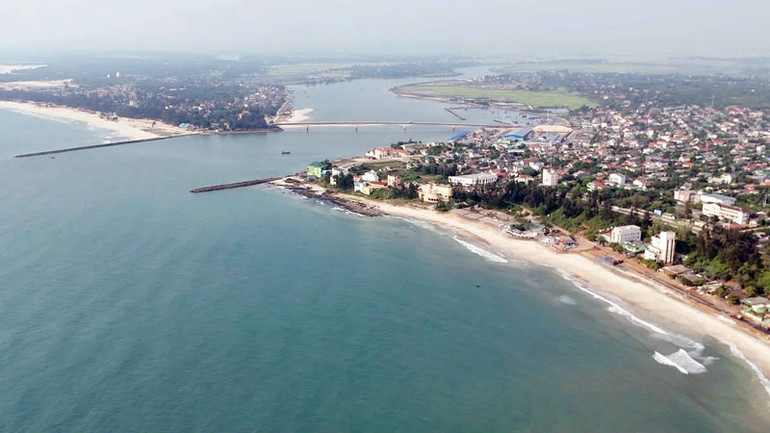 Cửa Tùng trước khi đổ ra Biển Đông.