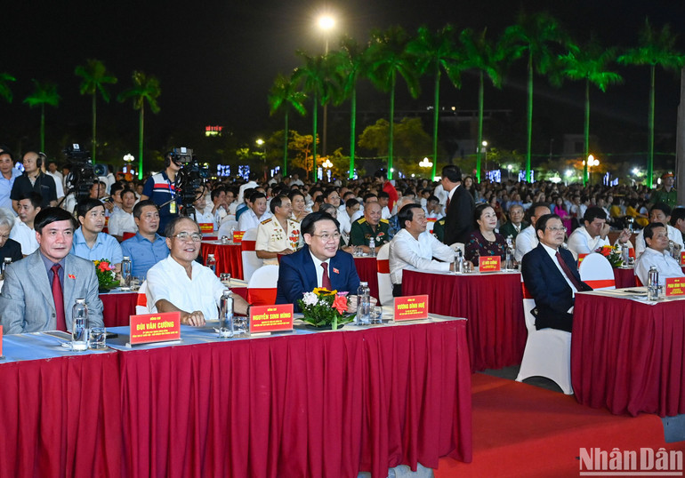 Chủ tịch Quốc hội Vương Đình Huệ, nguyên Chủ tịch Quốc hội Nguyễn Sinh Hùng và các đại biểu dự Lễ kỷ niệm.