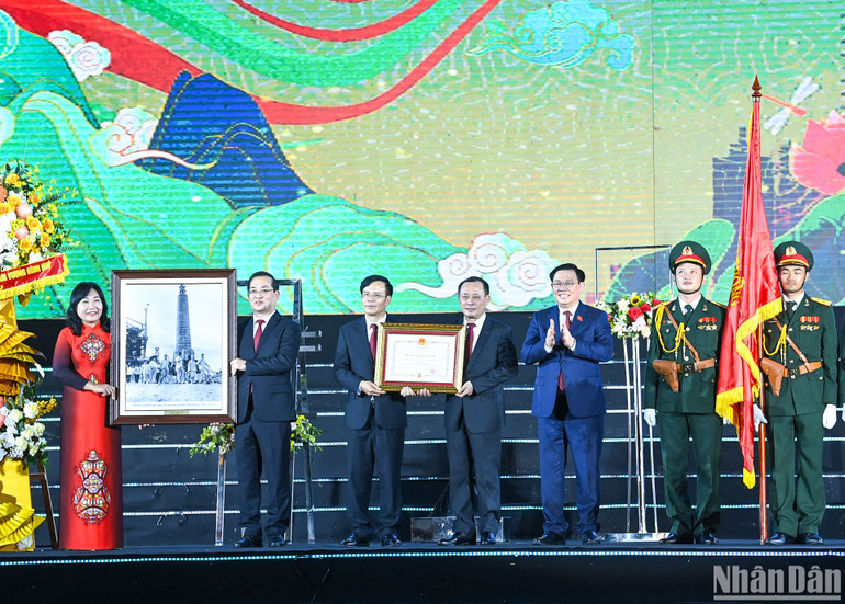 Chủ tịch Quốc hội Vương Đình Huệ trao Huân chương Độc lập hạng Nhì, tặng hoa, trao tặng bức tranh lưu niệm “Chủ tịch Hồ Chí Minh thăm công trường xây dựng Nhà máy điện Vinh (6/1957) cho Đảng bộ, chính quyền và nhân dân thành phố Vinh.