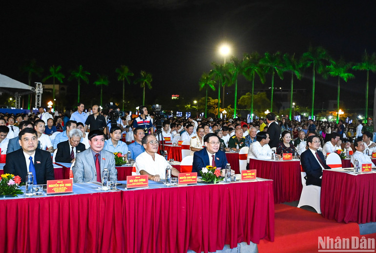 Chủ tịch Quốc hội Vương Đình Huệ, nguyên Chủ tịch Quốc hội Nguyễn Sinh Hùng và các đại biểu dự Lễ kỷ niệm. (Ảnh: Duy Linh)