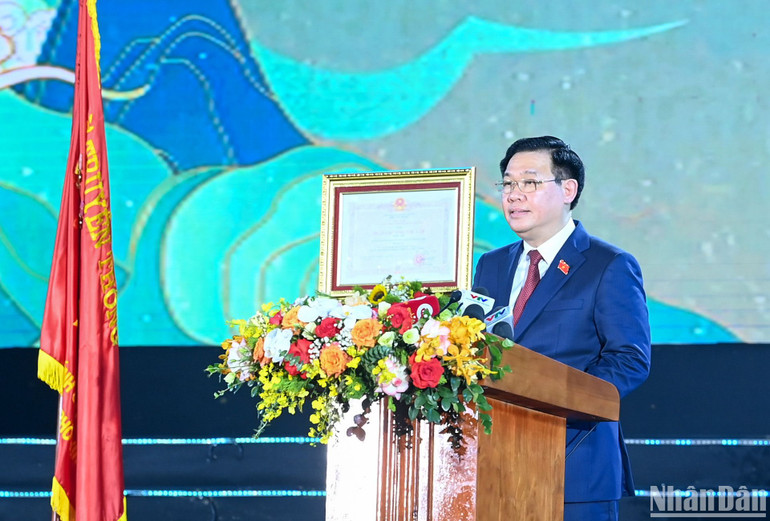 Chủ tịch Quốc hội Vương Đình Huệ phát biểu chúc mừng Đảng bộ, chính quyền và nhân dân thành phố Vinh. (Ảnh: Duy Linh)