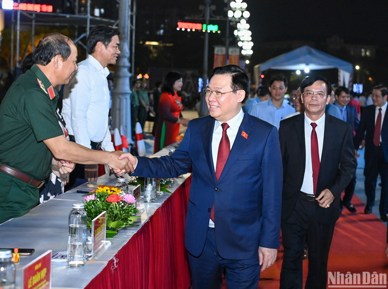 Chủ tịch Quốc hội Vương Đình Huệ với các đại biểu dự Lễ kỷ niệm.