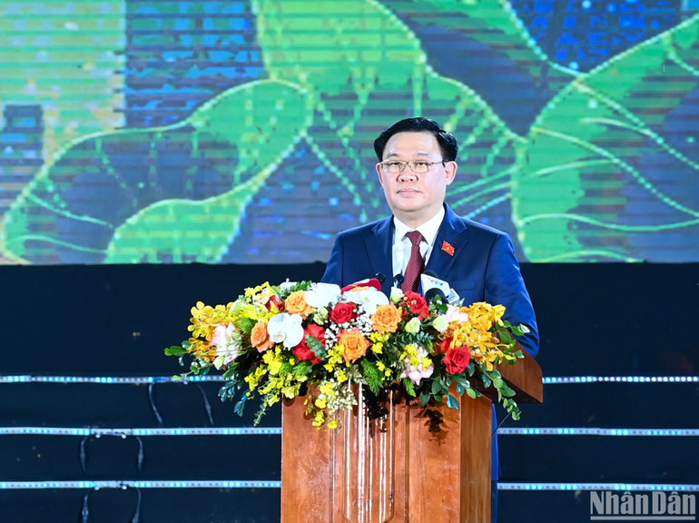 Chủ tịch Quốc hội Vương Đình Huệ phát biểu chúc mừng Đảng bộ, chính quyền và nhân dân thành phố Vinh.