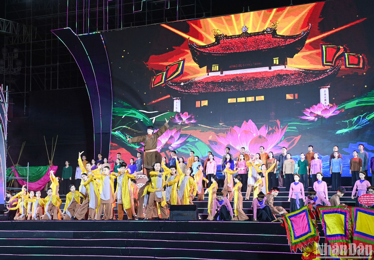 Một tiết mục văn nghệ tại Chương trình nghệ thuật “Thành Vinh tung cánh Phượng Hoàng”. (Ảnh: Duy Linh)