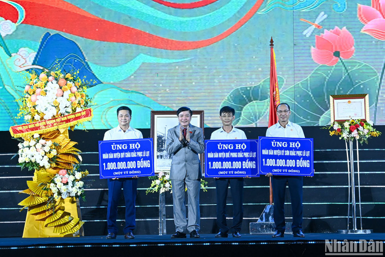 Thay mặt đoàn công tác của Quốc hội, Tổng Thư ký, Chủ nhiệm Văn phòng Quốc hội Bùi Văn Cường trao tặng số tiền 3 tỷ đồng cho nhân dân các huyện: Quỳ Châu - Quế Phong - Kỳ Sơn, mỗi huyện 1 tỷ đồng nhằm góp phần hỗ trợ, khắc phục hậu quả thiên tai.