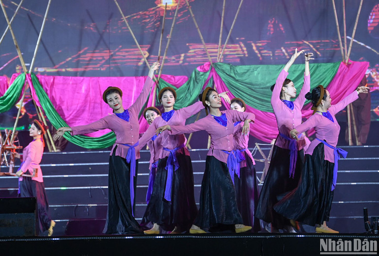Một tiết mục tại Chương trình nghệ thuật “Thành Vinh tung cánh Phượng Hoàng”.
