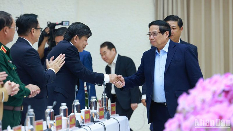 Thủ tướng Phạm Minh Chính với lãnh đạo một số tập đoàn, doanh nghiệp được mời tham dự cuộc làm việc.