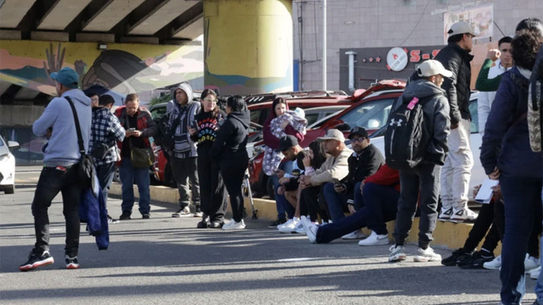 Người di cư tại cửa khẩu Chaparral ở Tijuana, Mexico, ngày 20/1/2025. (Ảnh: THX/TTXVN)