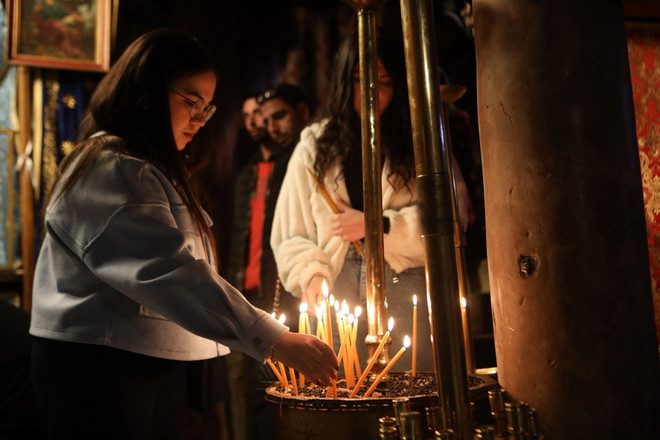 Người dân thắp nến tại Nhà thờ Giáng sinh ở Bethlehem, Bờ Tây, ngày 22/12/2024. (Nguồn: THX/TTXVN) Người dân thắp nến tại Nhà thờ Giáng sinh ở Bethlehem, Bờ Tây, ngày 22/12/2024. (Nguồn: THX/TTXVN)