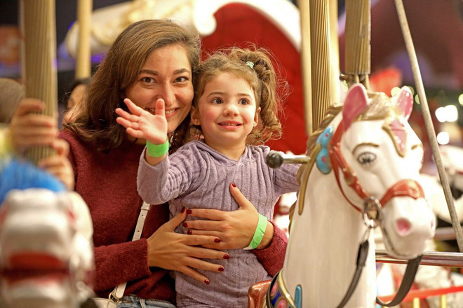 Người dân đến khu vui chơi của hội chợ Giáng sinh ở Beirut, Liban, ngày 21/12/2024. (Nguồn: THX/TTXVN) Người dân đến khu vui chơi của hội chợ Giáng sinh ở Beirut, Liban, ngày 21/12/2024. (Nguồn: THX/TTXVN)