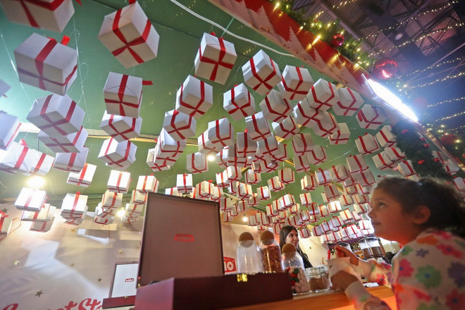 Em nhỏ thăm hội chợ Giáng sinh tại Beirut, Liban, ngày 21/12/2024. (Nguồn: THX/TTXVN) Em nhỏ thăm hội chợ Giáng sinh tại Beirut, Liban, ngày 21/12/2024. (Nguồn: THX/TTXVN)