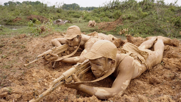 Chiến sĩ Đại đội 20 Trinh sát, Lữ đoàn Đặc công bộ 113 (Binh chủng Đặc công) huấn luyện ngụy trang bôi đất. (Ảnh: Lữ đoàn 113 cung cấp)