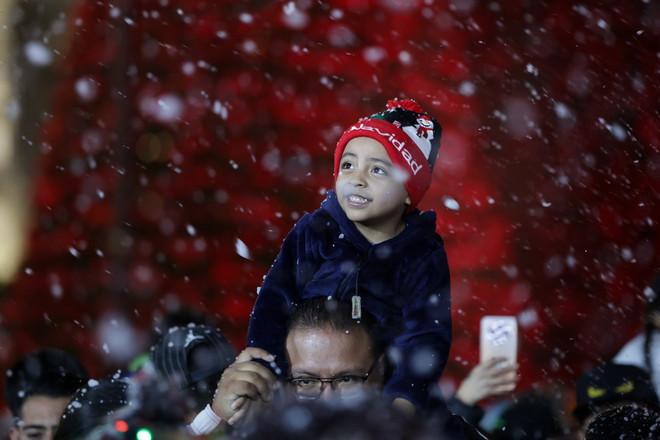 Em nhỏ thích thú ngắm nhìn đồ trang trí Giáng sinh trên đường phố tại Mexico City, Mexico (Nguồn: THX/TTXVN) Em nhỏ thích thú ngắm nhìn đồ trang trí Giáng sinh trên đường phố tại Mexico City, Mexico (Nguồn: THX/TTXVN)