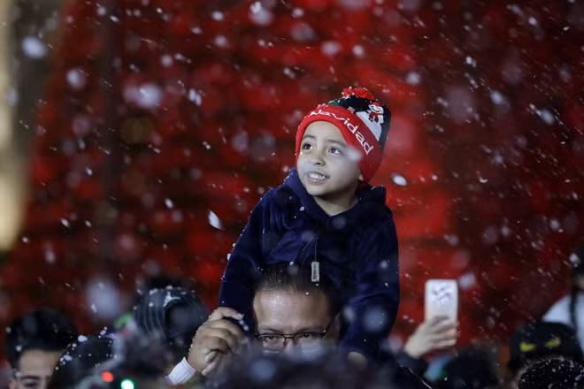 Em nhỏ thích thú ngắm nhìn đồ trang trí Giáng sinh trên đường phố tại Mexico City, Mexico (Nguồn: THX/TTXVN) Em nhỏ thích thú ngắm nhìn đồ trang trí Giáng sinh trên đường phố tại Mexico City, Mexico (Nguồn: THX/TTXVN)