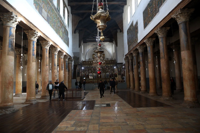 Quang cảnh bên trong nhà thờ Giáng sinh tại Bethlehem, Bờ Tây, ngày 22/12/2024. (Nguồn: THX/TTXVN) Quang cảnh bên trong nhà thờ Giáng sinh tại Bethlehem, Bờ Tây, ngày 22/12/2024. (Nguồn: THX/TTXVN)