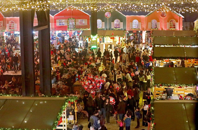 Người dân thăm hội chợ Giáng sinh tại Beirut, Liban, ngày 21/12/2024. (Nguồn: THX/TTXVN) Người dân thăm hội chợ Giáng sinh tại Beirut, Liban, ngày 21/12/2024. (Nguồn: THX/TTXVN)