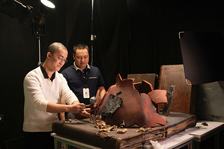 Đạo diễn Phạm Duy Anh (đeo kính) và Giám đốc Sconnect Studio Nguyễn Ánh Tùng chăm chút một cảnh quay hoạt hình “Chiến binh Gốm”. Đạo diễn Phạm Duy Anh (đeo kính) và Giám đốc Sconnect Studio Nguyễn Ánh Tùng chăm chút một cảnh quay hoạt hình “Chiến binh Gốm”.