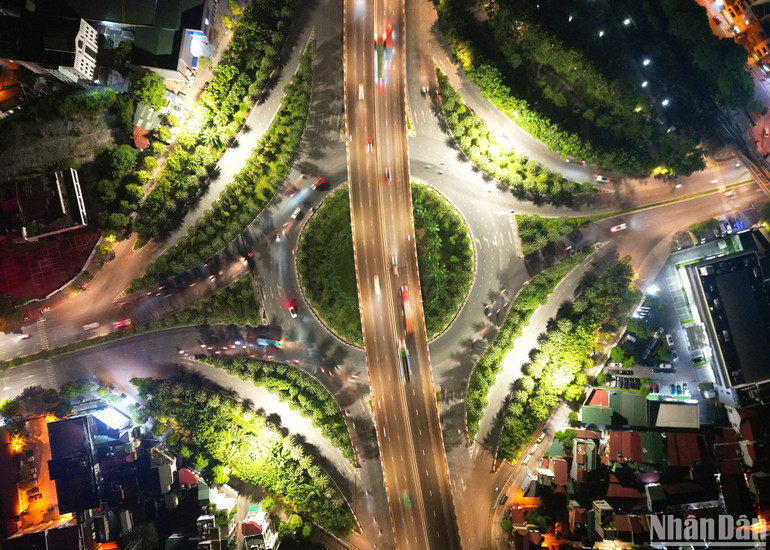 Nút giao nút giao Long Biên - Nguyễn Văn Cừ được thực hiện theo hình thức hợp đồng BT (xây dựng - chuyển giao), có tổng mức đầu tư 2.847 tỷ đồng. Dự án có hạng mục chính là cầu vượt qua vòng xuyến gồm 6 làn xe theo hướng đường Nguyễn Văn Linh - đường 5 kéo dài, tổng chiều dài hơn 800m, vận tốc thiết kế 80km/gih.