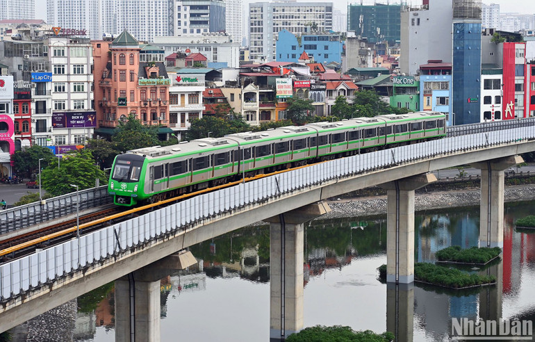 Từ đầu tháng 9 năm 2022, để phục vụ nhu cầu của hành khách lên cao, Hanoi Metro đã tăng thêm 2 đoàn tàu, nâng tổng số lên 9. Trong khung giờ cao điểm, cứ 6 phút lại có một chuyến tàu thay vì tần suất 10 phút một chuyến như trước. Trong năm nay, dự kiến tuyến đường sắt Cát Linh-Hà Đông phục vụ hơn 10,6 triệu lượt khách với hơn 81.300 lượt tàu.
